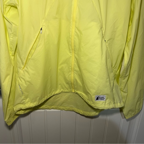 Mountain Equipment Company Yellow Light Weight Packable Hooded Windbreaker Large - Picture 4 of 12